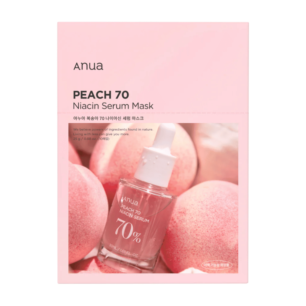 Een verpakking van Anua PEACH 70 Niacin Serum Mask voor een achtergrond van perziken. Het roze verpakkingsontwerp past bij de natuurlijke tinten van de perziken, en een doorzichtige fles met serum is gedeeltelijk zichtbaar. Het product benadrukt het gebruik van ingrediënten uit de natuur.