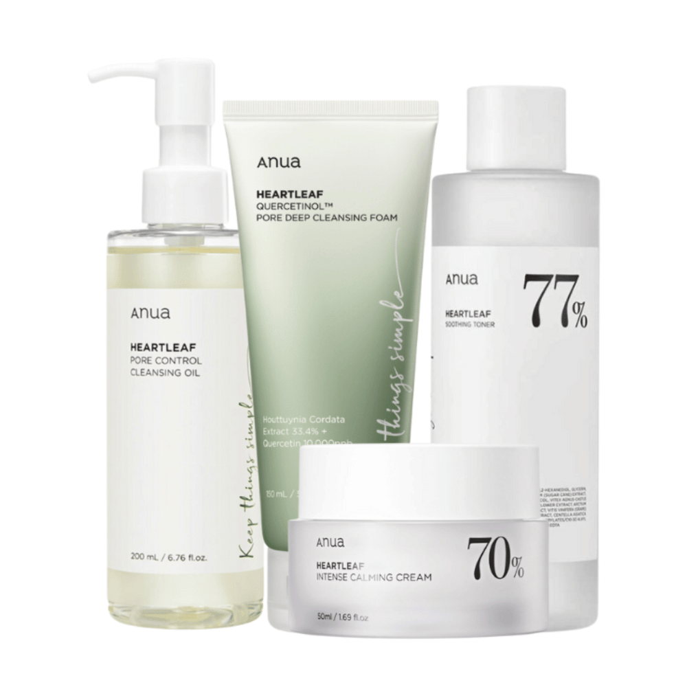 Een set huidverzorgingsproducten van Anua, met Heartleaf Pore Control Cleansing Oil, Heartleaf 77% Soothing Toner, Heartleaf Quercetin+ Pore Deep Cleansing Foam, en Heartleaf 70% Intense Calming Cream. Deze producten zijn geformuleerd met hartblad en andere kalmerende ingrediënten, ontworpen om poriën te verkleinen, de huid te kalmeren en te hydrateren.
