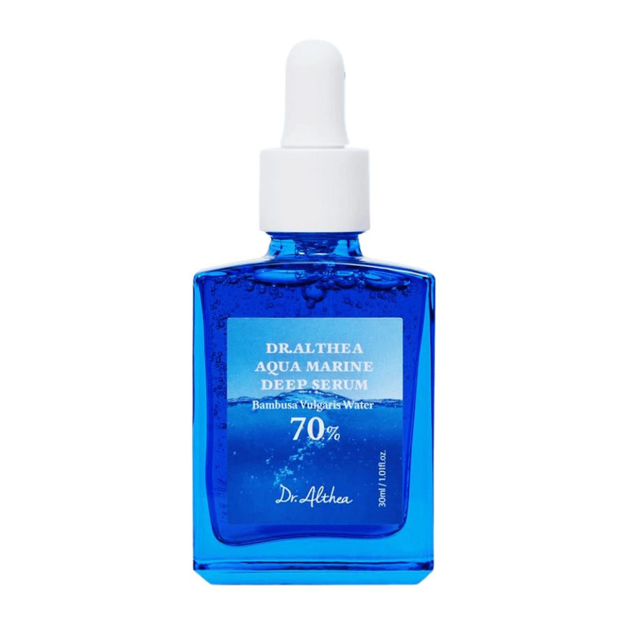 Dr. Althea Aqua Marine Deep Serum 30 ml in blauwe glazen fles met pipet, verrijkt met 70% Bambusa Vulgaris Water voor intensieve hydratatie, kalmerend effect en verbeterde huidbarrière.