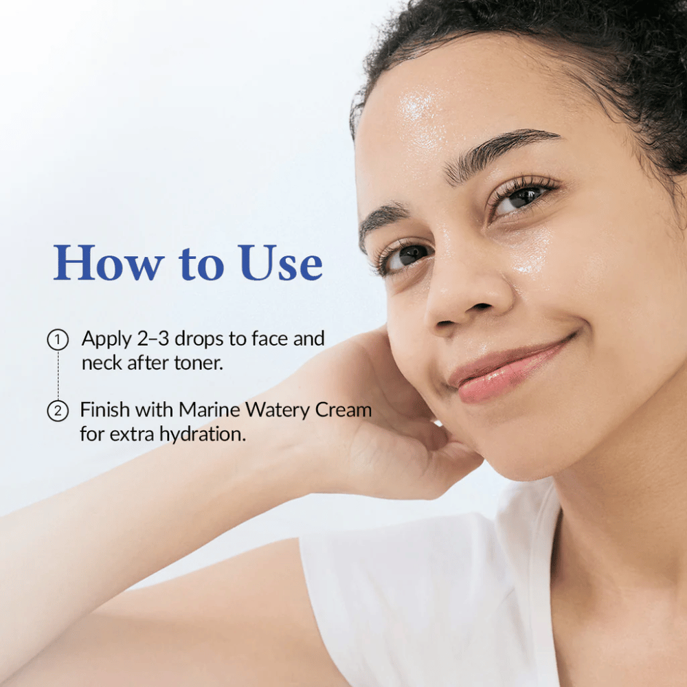 Vrouw met gehydrateerde, stralende huid die serum heeft aangebracht. Afbeelding die laat zien hoe Dr. Althea Aqua Marine Deep Serum wordt gebruikt na toner voor intensieve hydratatie en glans op gezicht en hals.