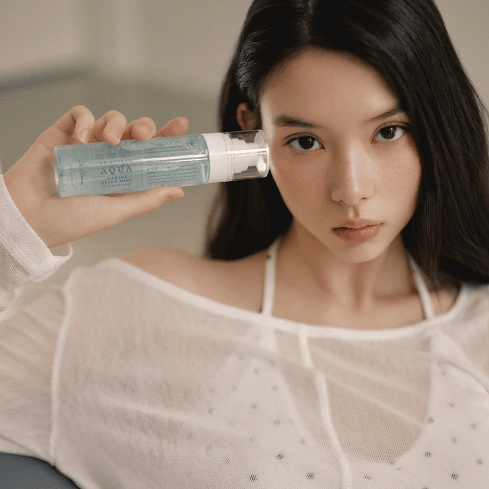 Dr. Althea Aqua Marine Jelly Mist gebruikt op het gezicht voor directe hydratatie, glans en frisse huid
