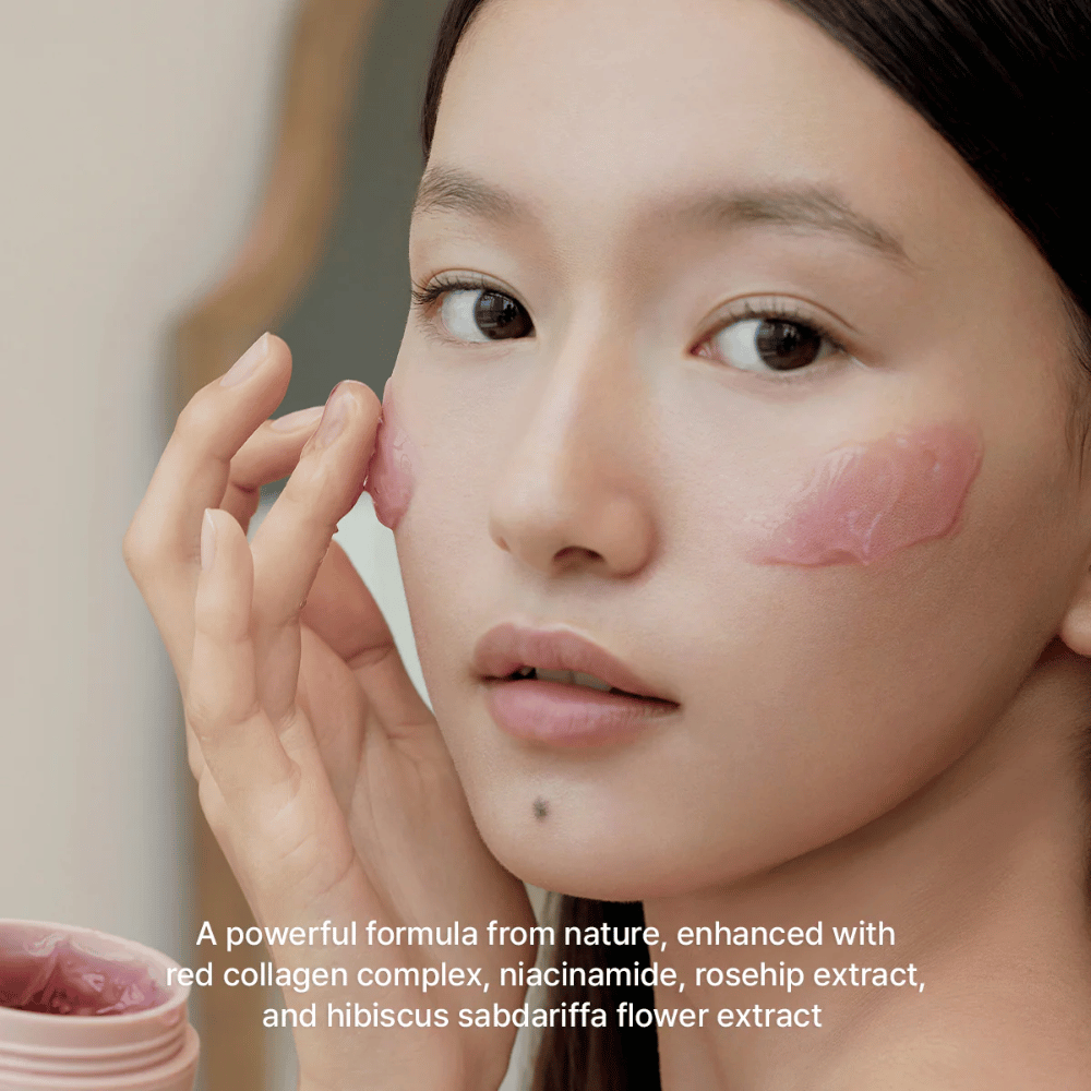 Model brengt Arencia Red Smoothie Serum 30 aan met rood collageencomplex, niacinamide, rozenbottel en hibiscus voor stevigere huid.