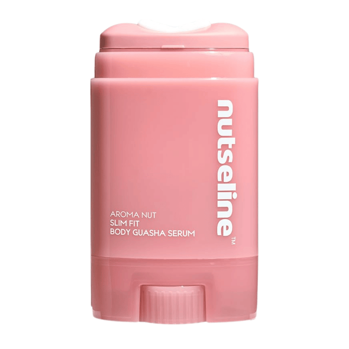 Vrijstaande productafbeelding van Nuseline Aroma Nut Slim Fit Body Guasha Serum op een lichte achtergrond met focus op het ontwerp van de verpakking.