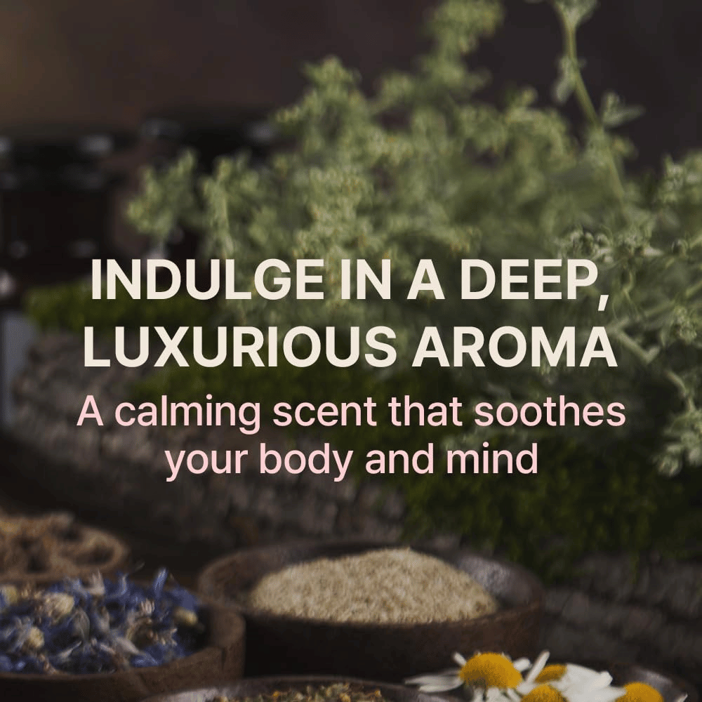 Sfeerbeeld met kruiden en natuurlijke ingrediënten samen met tekst die het kalmerende en luxueuze aroma van het product voor lichaam en geest benadrukt.