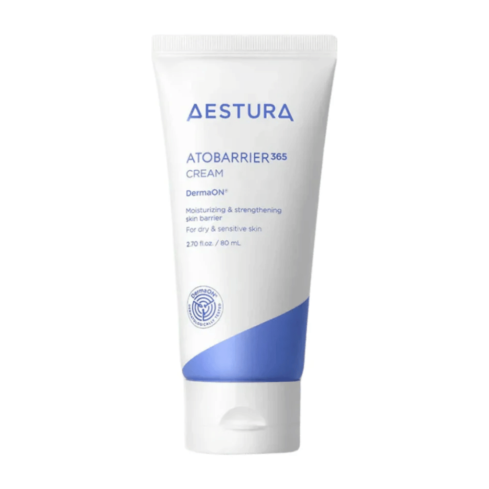 Aestura Atobarrier 365 Cream in een tube van 80 ml. De crème is ontworpen om de huidbarrière te hydrateren en te versterken, speciaal voor droge en gevoelige huid. Het product komt in een witte tube met blauwe details en bevat DermaON™ voor optimale huidverzorging.