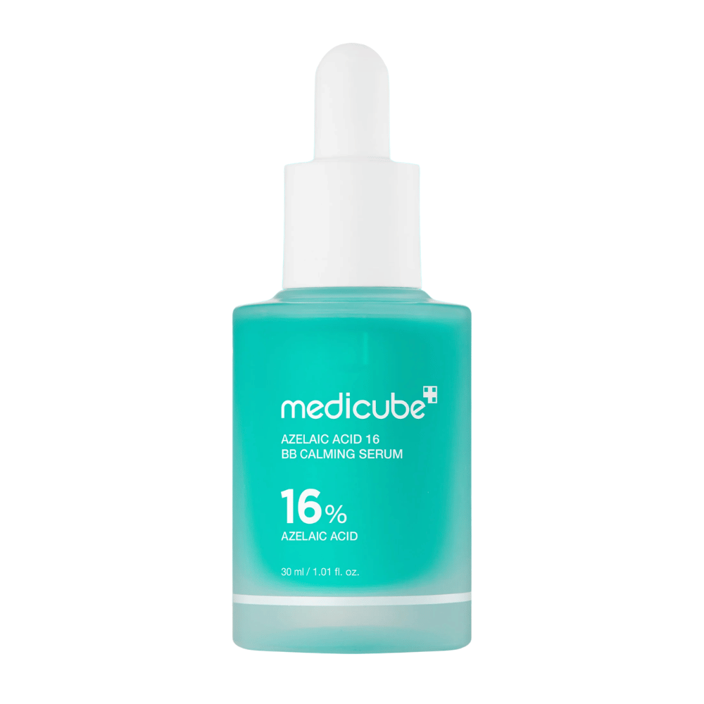 Vrijstaande productafbeelding van Medicube Azelaic Acid 16 BB Calming Serum met 16% azelaïnezuur in een turquoise flesje met pipet voor kalmerende en balancerende huidverzorging.