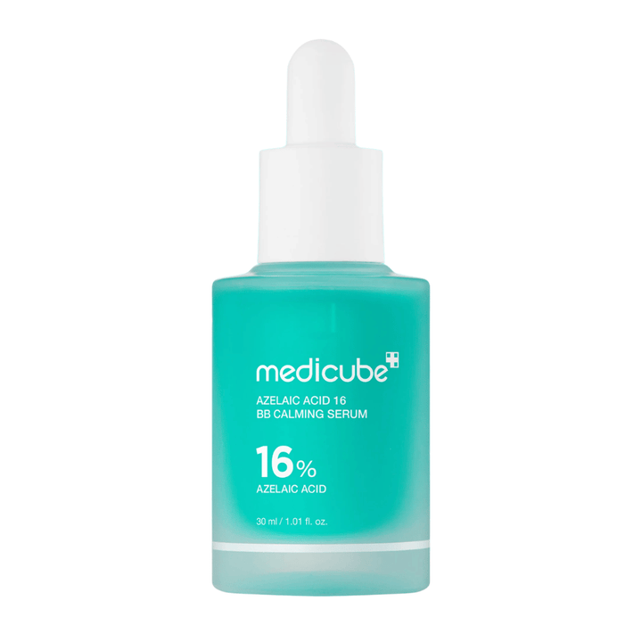 Vrijstaande productafbeelding van Medicube Azelaic Acid 16 BB Calming Serum met 16% azelaïnezuur in een turquoise flesje met pipet voor kalmerende en balancerende huidverzorging.