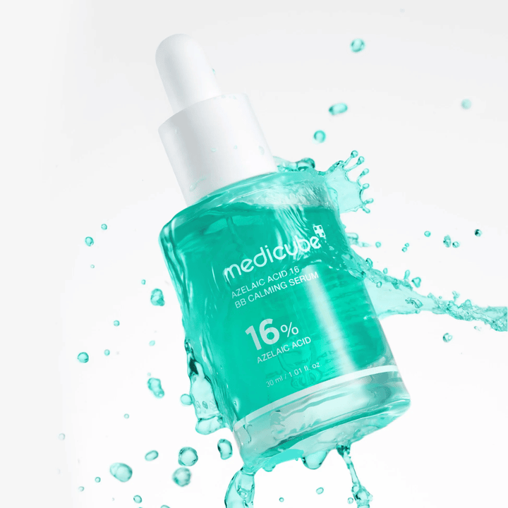 Dynamische productafbeelding van Medicube Azelaic Acid 16 BB Calming Serum omringd door waterspetters die een fris, licht en hydraterend gevoel benadrukken.
