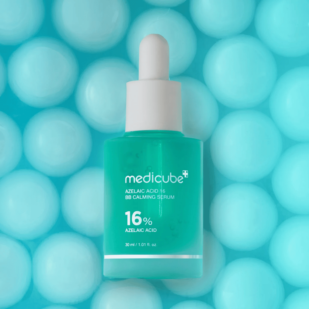 Campagnebeeld van Medicube Azelaic Acid 16 BB Calming Serum tegen een turquoise achtergrond met zachte sferen die hydratatie, een kalmerend effect en een egale huidstructuur symboliseren.