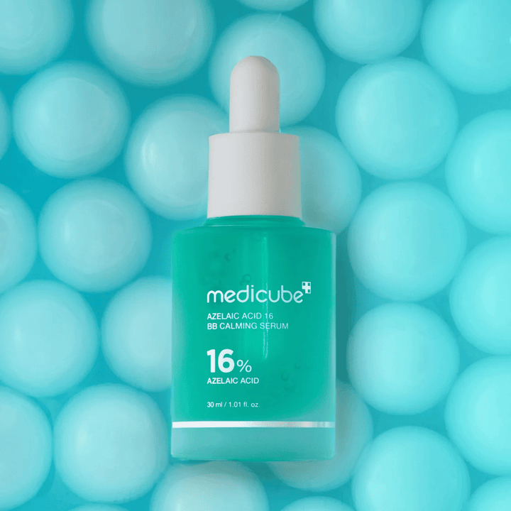 Campagnebeeld van Medicube Azelaic Acid 16 BB Calming Serum tegen een turquoise achtergrond met zachte sferen die hydratatie, een kalmerend effect en een egale huidstructuur symboliseren.