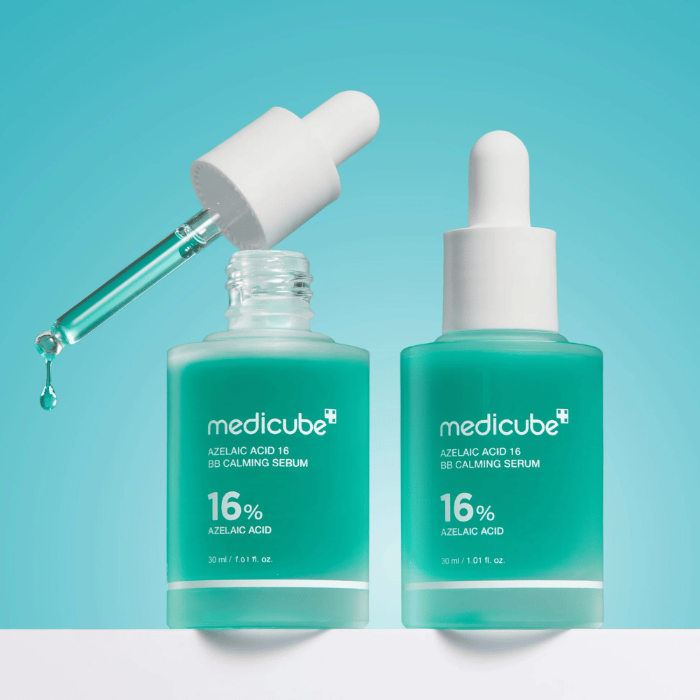Detailafbeelding van Medicube Azelaic Acid 16 BB Calming Serum met open pipet en serumdruppels die de lichte vloeibare textuur en hygiënische applicatie tonen.