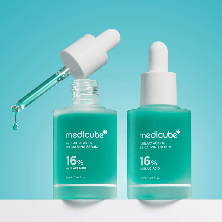 Detailafbeelding van Medicube Azelaic Acid 16 BB Calming Serum met open pipet en serumdruppels die de lichte vloeibare textuur en hygiënische applicatie tonen.