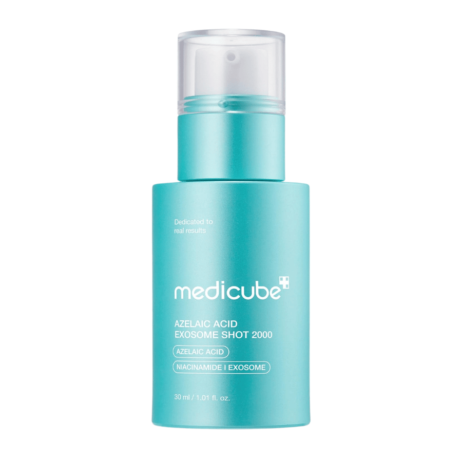 Vrijstaande productafbeelding van Medicube Azelaic Acid Exosome Shot 2000 tegen een lichte achtergrond. De turquoise fles met pomp staat centraal en benadrukt het moderne en klinische ontwerp van het product. De verpakking belicht azelaïnezuur, niacinamide en exosomen als centrale ingrediënten.