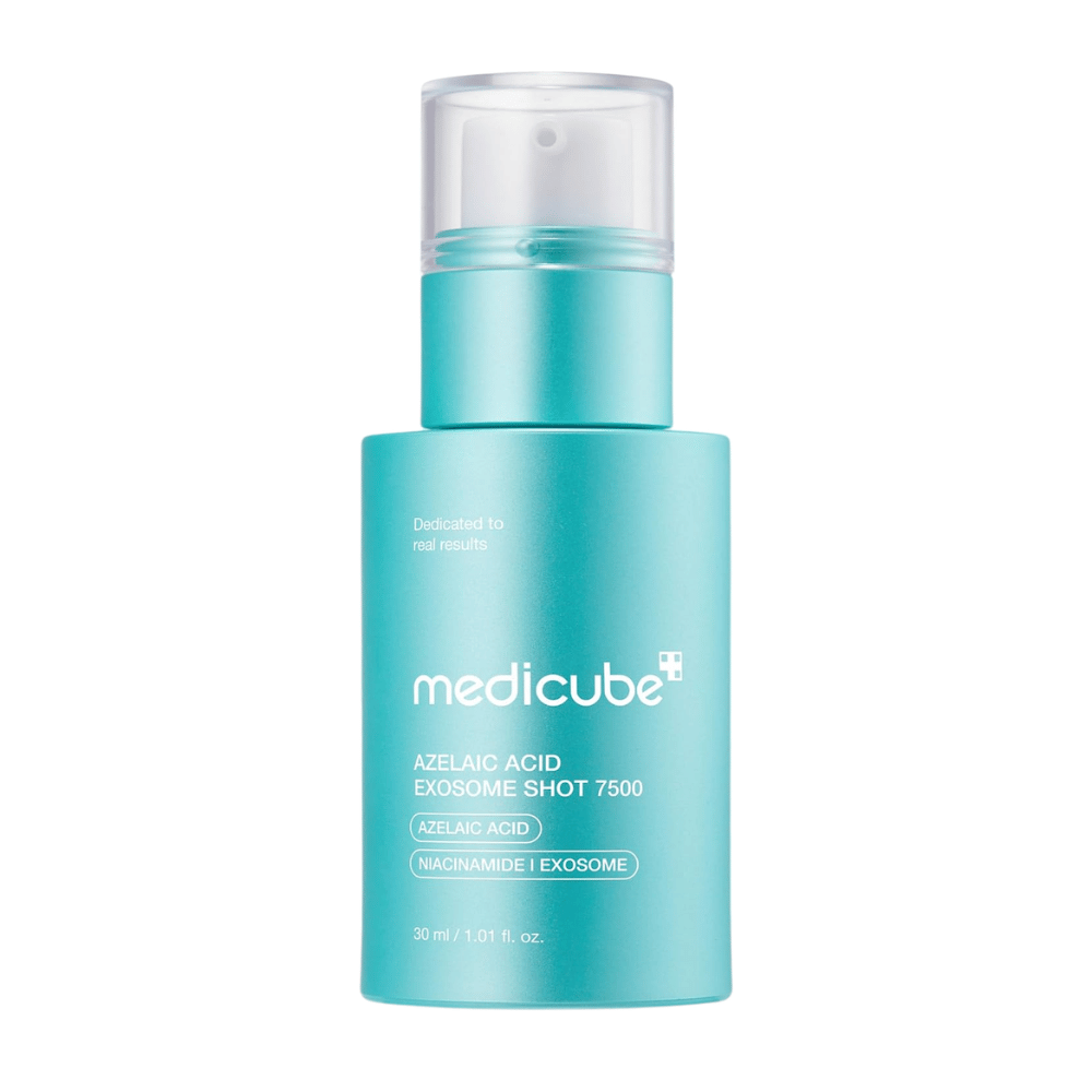 Vrijstaande productafbeelding van Medicube Azelaic Acid Exosome Shot 7500 tegen een lichte achtergrond. De turquoise fles met pomp staat centraal en benadrukt het moderne ontwerp van het product. Op de verpakking staat dat de formule azelaïnezuur, niacinamide en exosomen bevat en bedoeld is voor intensievere huidverzorging vergeleken met de 2000-variant.