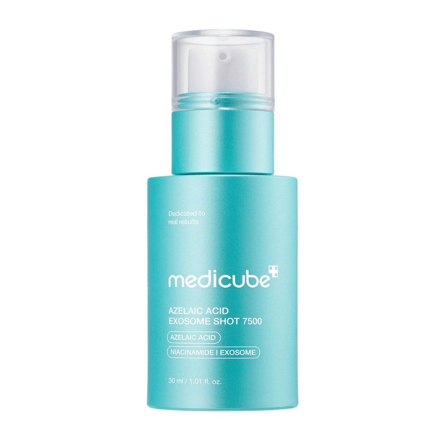 Vrijstaande productafbeelding van Medicube Azelaic Acid Exosome Shot 7500 tegen een lichte achtergrond. De turquoise fles met pomp staat centraal en benadrukt het moderne ontwerp van het product. Op de verpakking staat dat de formule azelaïnezuur, niacinamide en exosomen bevat en bedoeld is voor intensievere huidverzorging vergeleken met de 2000-variant.