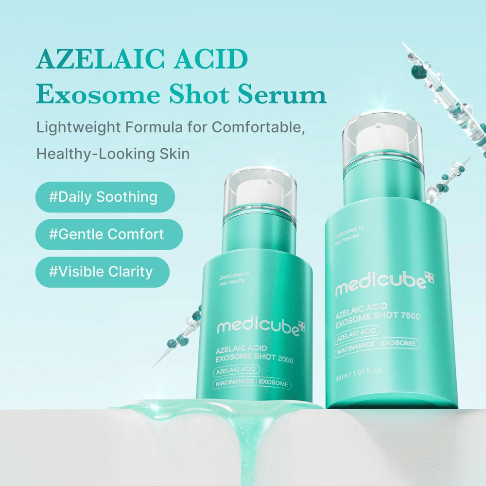 Productafbeelding waarop zowel Azelaic Acid Exosome Shot 2000 als 7500 te zien zijn. Het turquoise ontwerp versterkt het frisse en kalmerende profiel van het product, terwijl boodschappen als dagelijkse verzorging, comfort en verbeterde huidhelderheid worden benadrukt. Decoratieve illustraties van spicules en serumdruppels geven een wetenschappelijke en geavanceerde indruk.