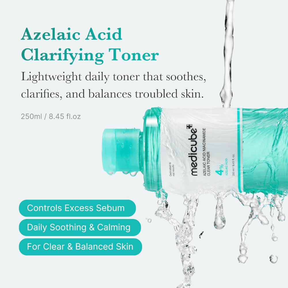 Medicube Azelaic Acid Niacinamide Clear Toner 4% met stromend water die een kalmerende toner toont om de talgproductie in balans te brengen, onzuiverheden te verminderen en een helderdere huid te geven.