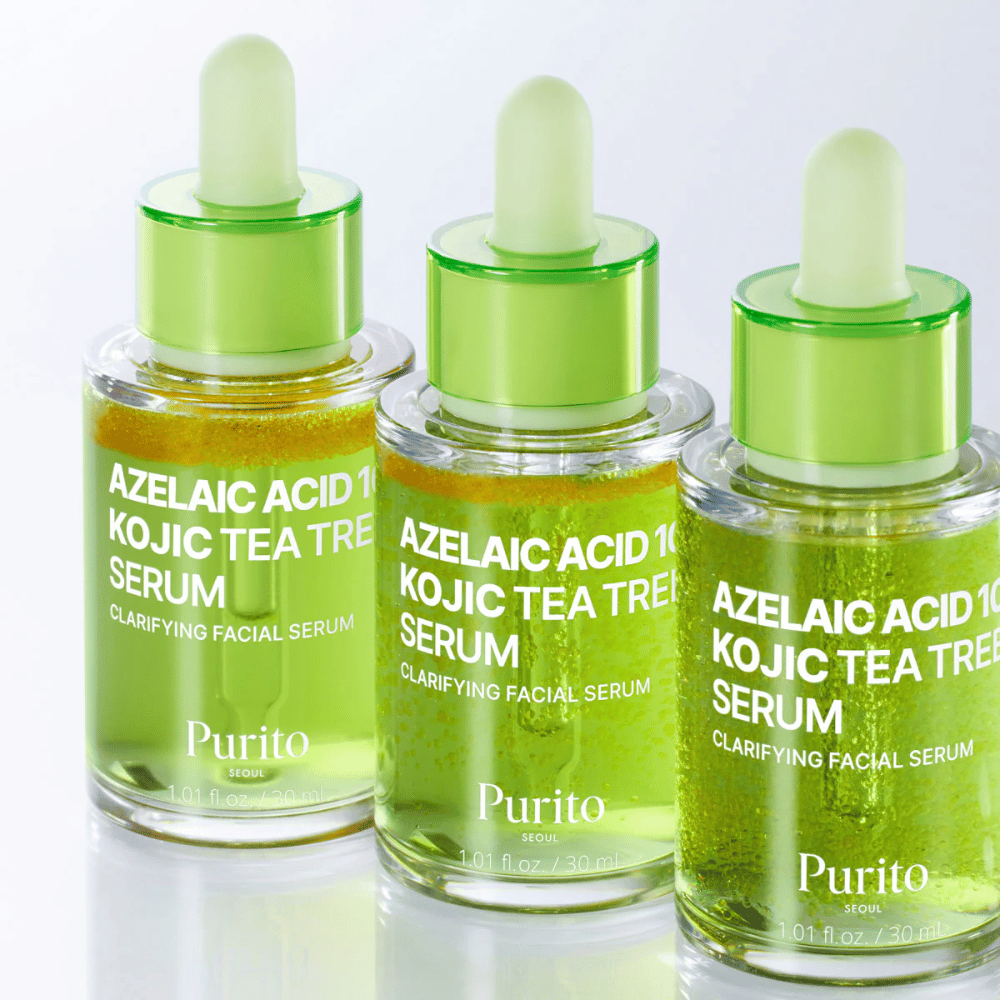 Drie flessen van Purito Azelaic Acid 10 Kojic Tea Tree Serum. De formule balanceert talg, vermindert poriën en zorgt voor een egalere huidtint.