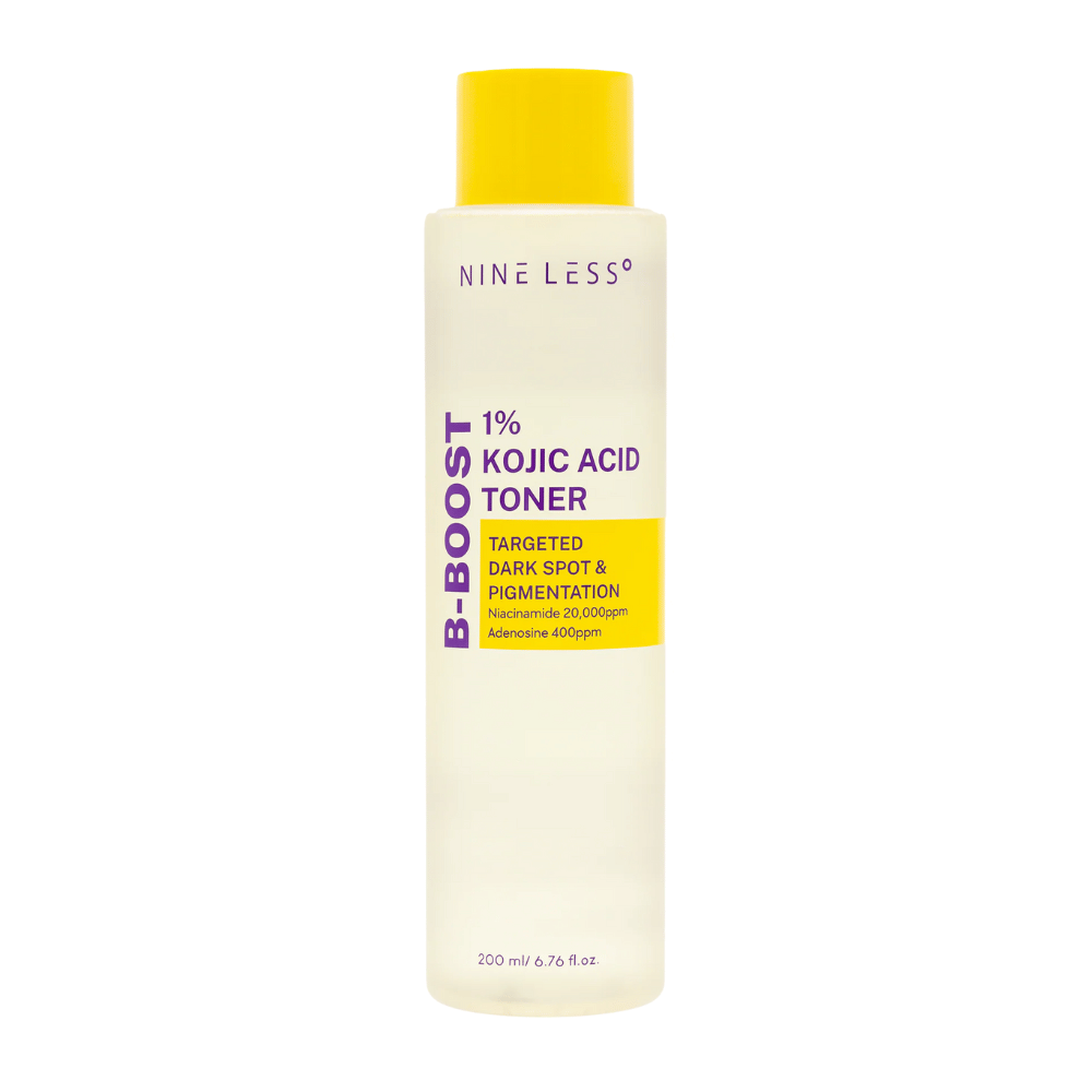Productafbeelding van NINE LESS B-Boost 1% Kojic Acid Toner, een lichtgele fles met gele dop en paarse tekst. Toner met kojic acid en niacinamide die pigmentvlekken vermindert.