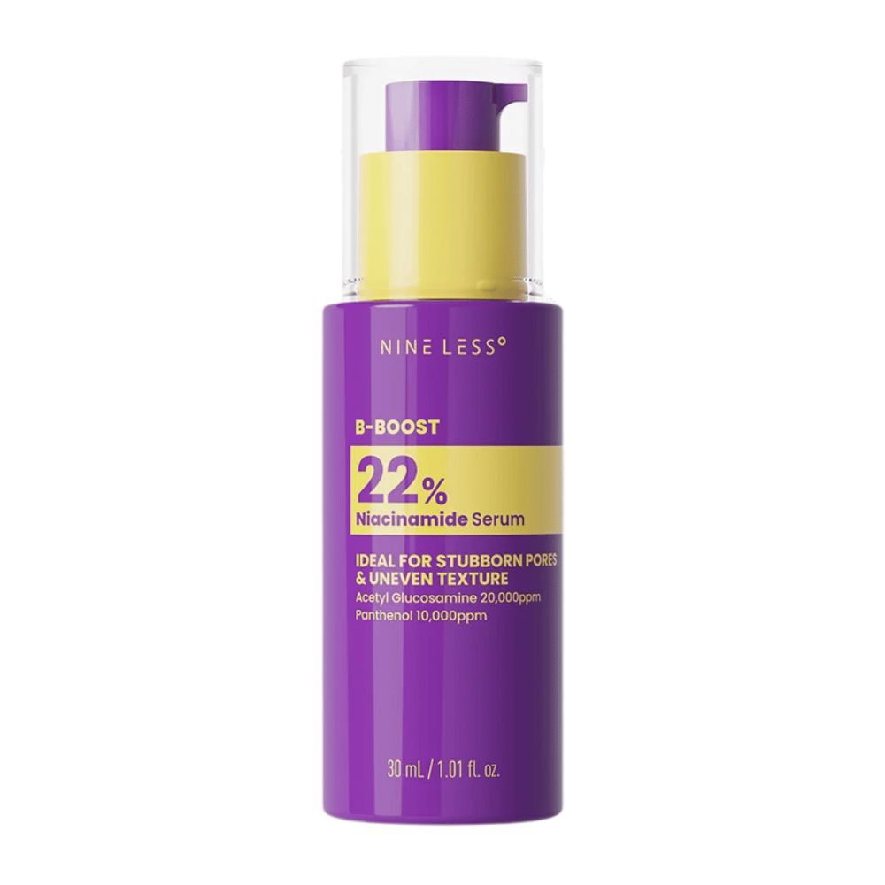 7. NINE LESS B-Boost 22% Niacinamide Serum 30 ml – paarse pompflacon met 22% niacinamide tegen een ongelijkmatige huidtextuur