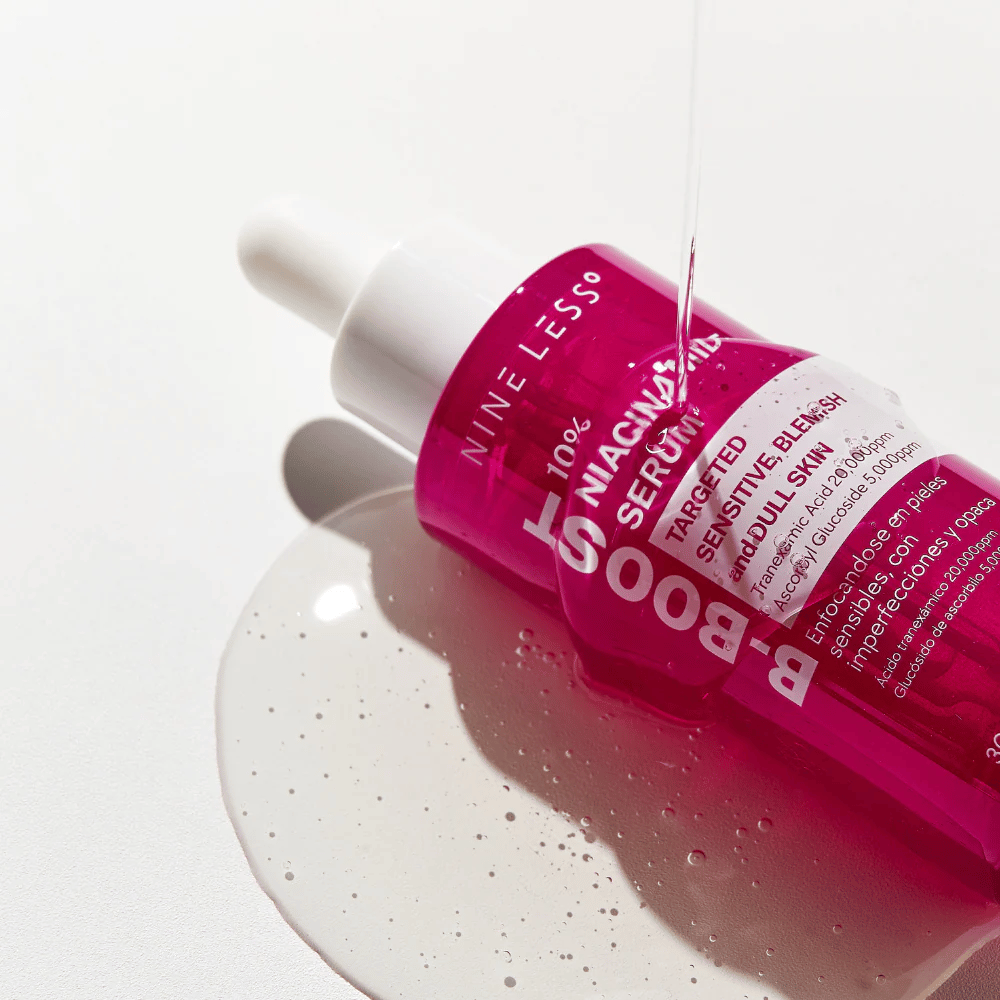 B-Boost 10% Niacinamide Serum, druppelend van de pipet.