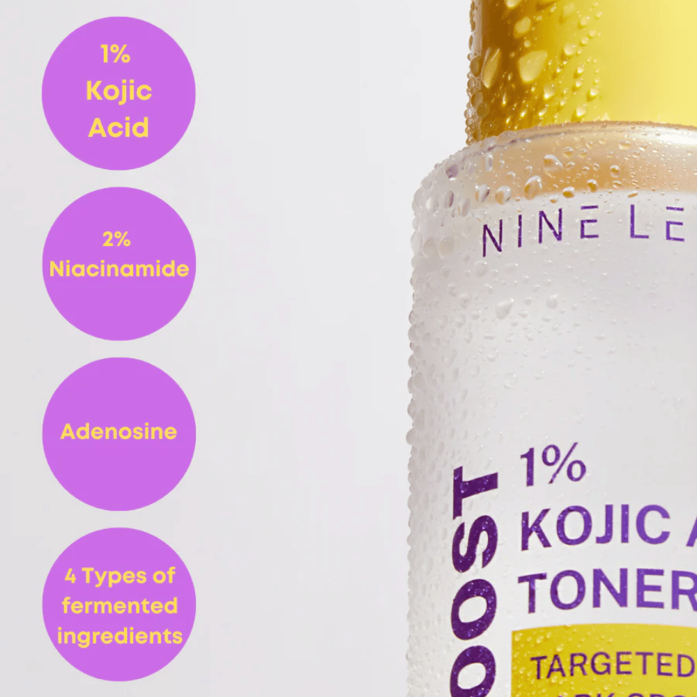 Fles met NINE LESS B-Boost 1% Kojic Acid Toner met druppels op het oppervlak. Toont sleutelingrediënten: 1% Kojic Acid, 2% Niacinamide, Adenosine en 4 soorten gefermenteerde ingrediënten tegen donkere vlekken.