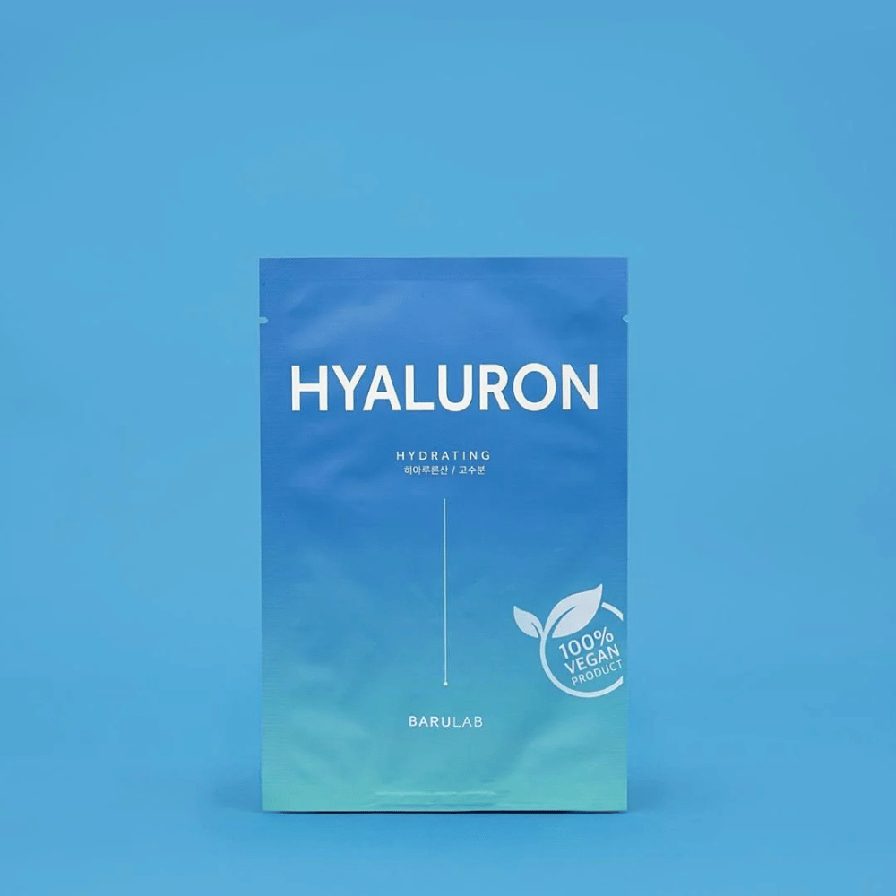 Een verpakking van BARULAB "HYALURON Hydrating" masker, gemarkeerd als "100% Vegan Product", voor een uniforme blauwe achtergrond. De verpakking heeft een kleurverloop van donkerblauw naar lichtblauw.