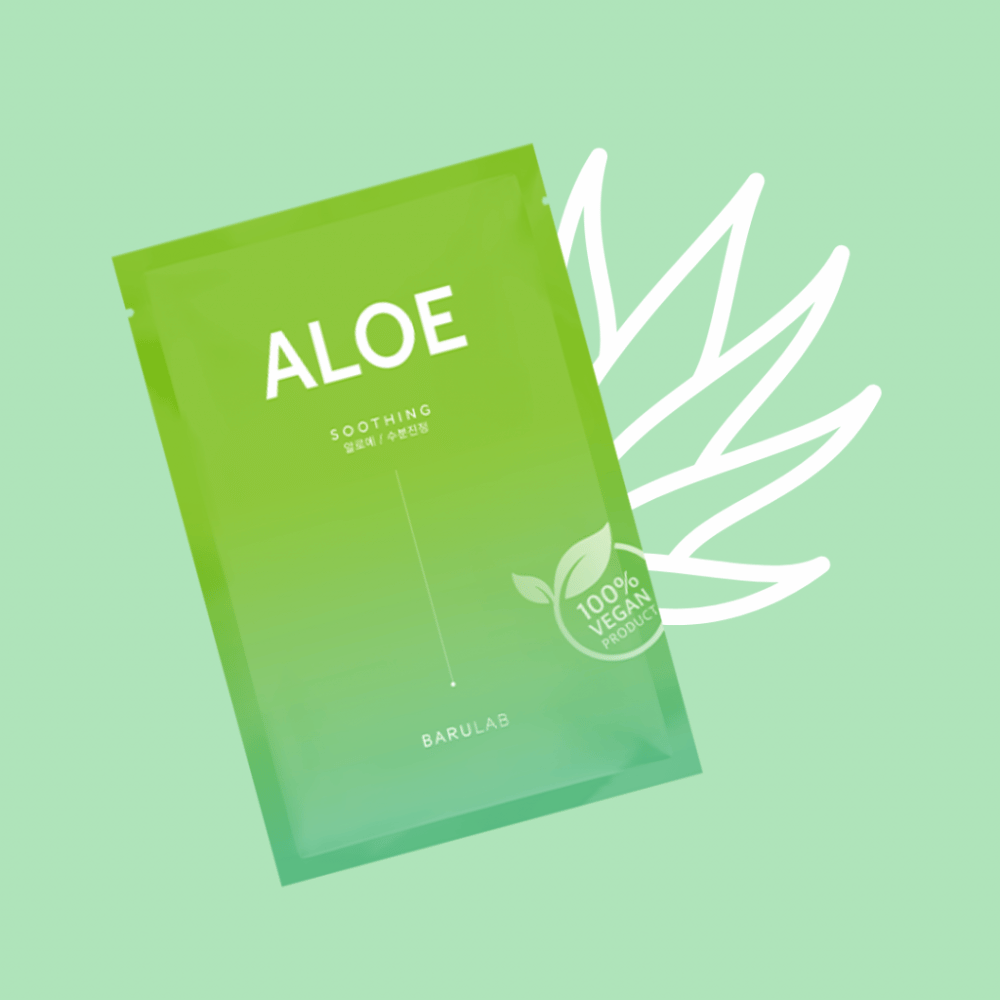Een verpakking van BARULAB-product "Aloe Soothing" masker wordt getoond voor een illustratie van aloë vera-bladeren. Het product is gemarkeerd als "100% Vegan Product" tegen een zachte groene achtergrond.