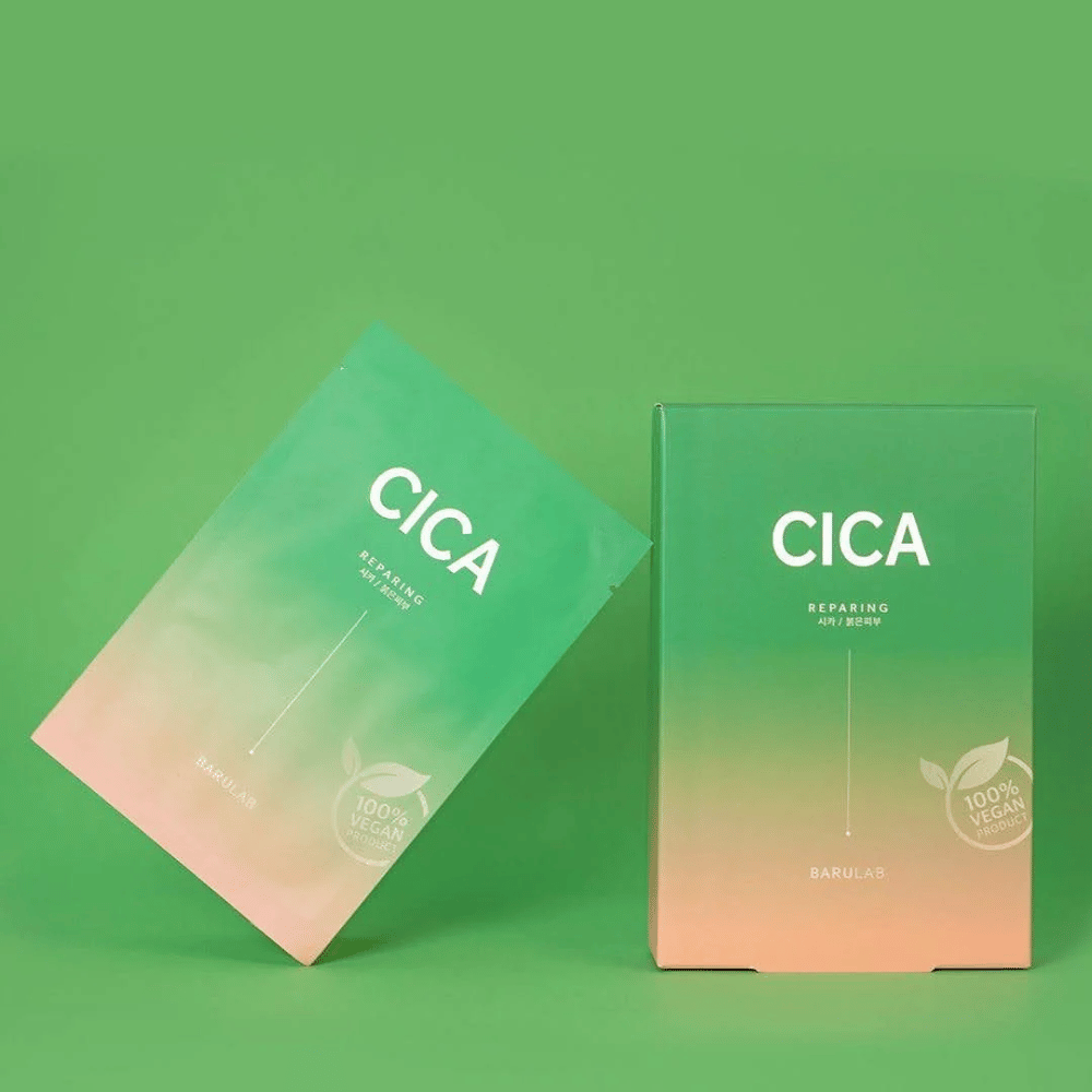 Twee producten van BARULAB, één in een zak en één in een doos, beide gemarkeerd met "CICA Repairing" tegen een uniforme groene achtergrond. De producten zijn ook gemarkeerd als "100% Vegan Product".