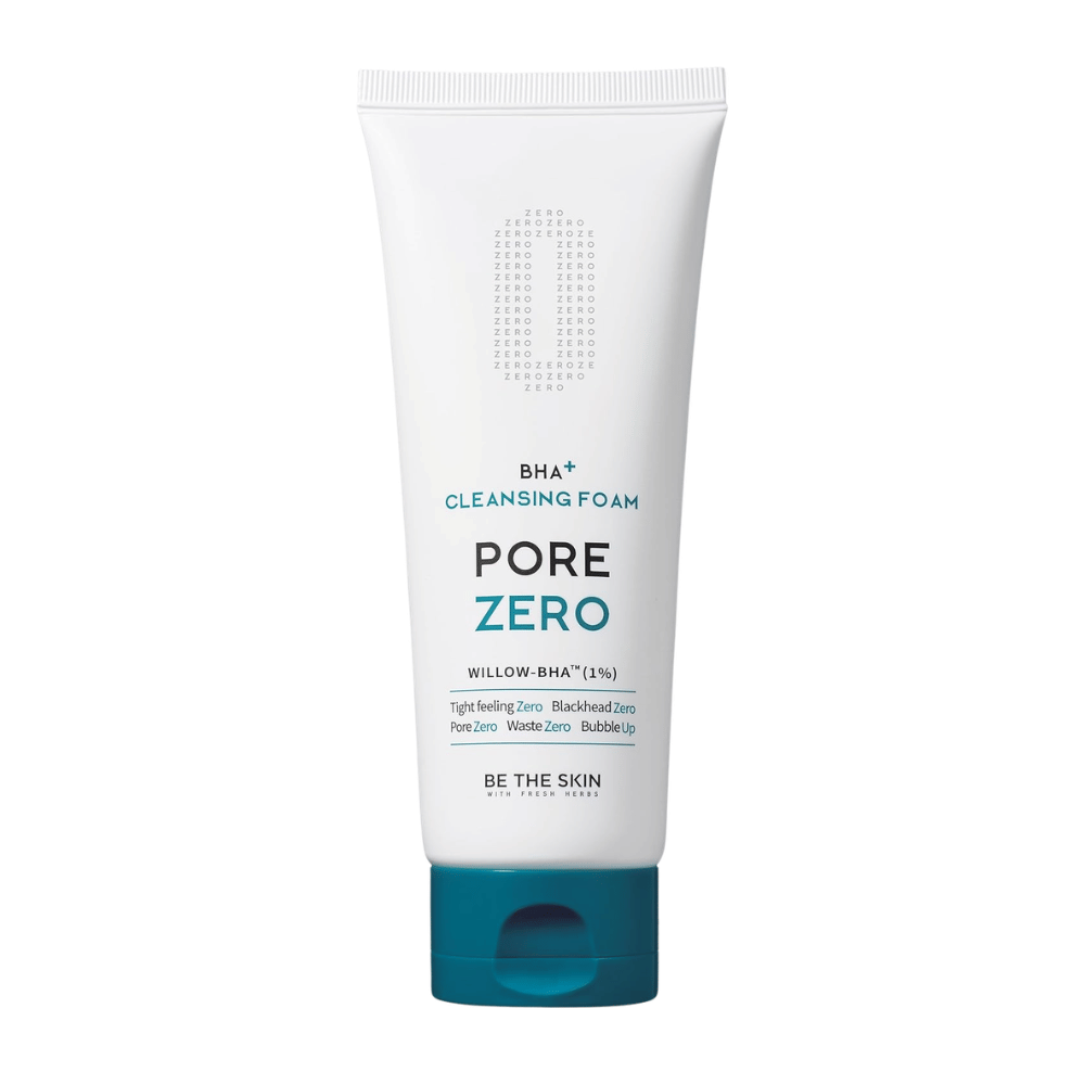 Vrijstaande productafbeelding van Be The Skin Pore Zero BHA+ Cleansing Foam met witte tube en blauwe dop. Het minimalistische ontwerp benadrukt de moderne en klinische esthetiek van het product, evenals de focus op poriënverzorging en milde exfoliatie.