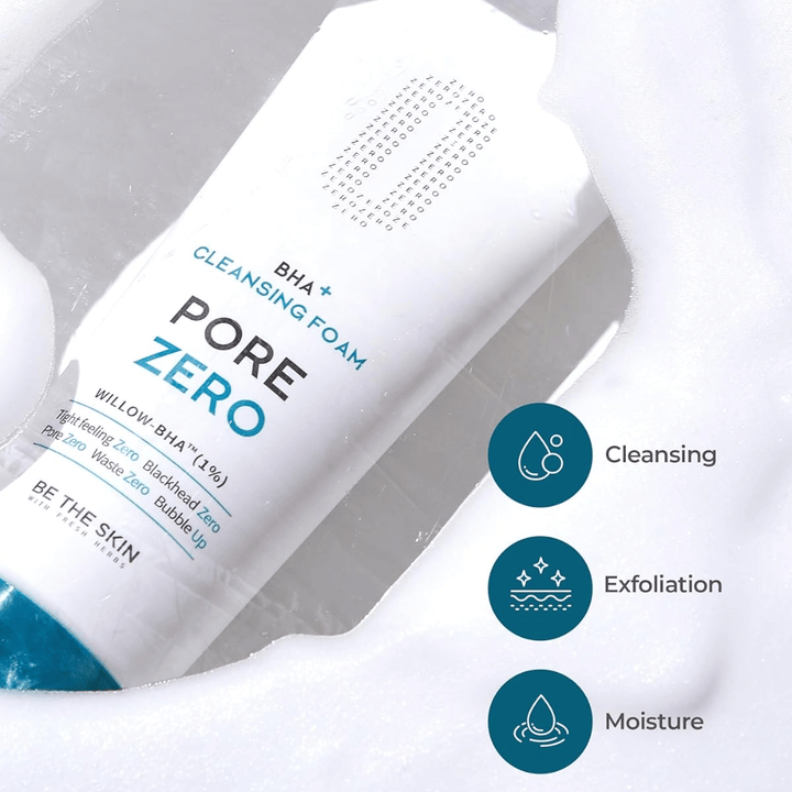 Productafbeelding met focus op de drie belangrijkste eigenschappen van de cleanser: reiniging, exfoliatie en hydratatie. Iconen en water-/schuimeffecten versterken het gevoel van een frisse en balancerende gezichtsreiniging.