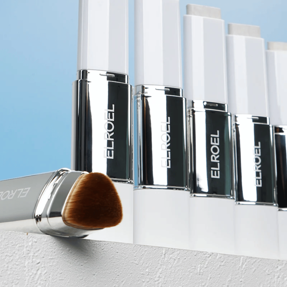 ELROEL Blanc Cover Cream Stick concealer met meerdere tinten aangebracht als swatches die kleur, dekking en romige textuur tonen.