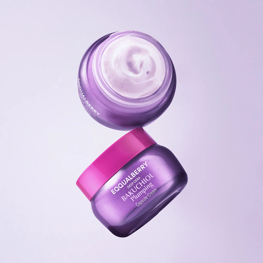 Twee open potten van EQQUALBERRY Bakuchiol Plumping Capsule Cream in paarse verpakking met roze deksel. De zachte textuur van de crème is duidelijk zichtbaar van bovenaf.