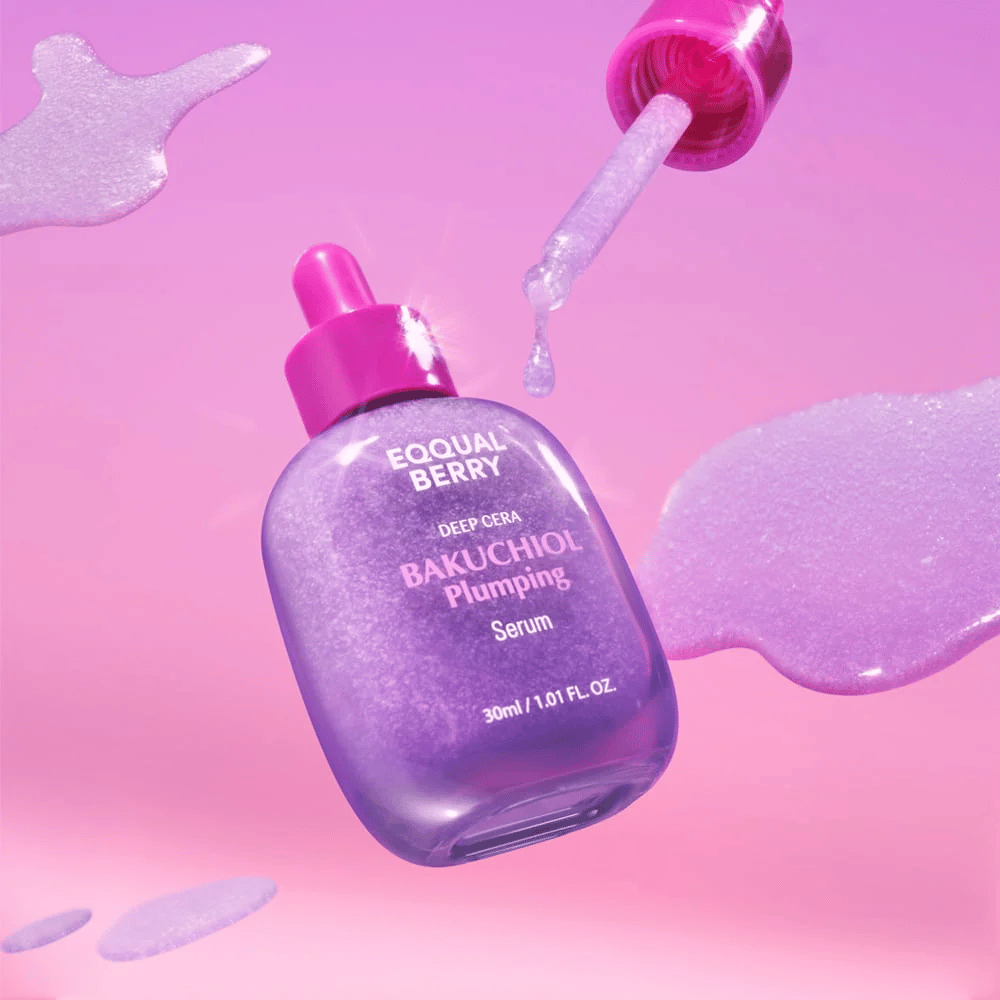 Equal Berry Bakuchiol Plumping Serum in een paars glinsterende fles met roze pipet. Serumdruppels en achtergrond in zachte roze tinten voor een luxe gevoel.