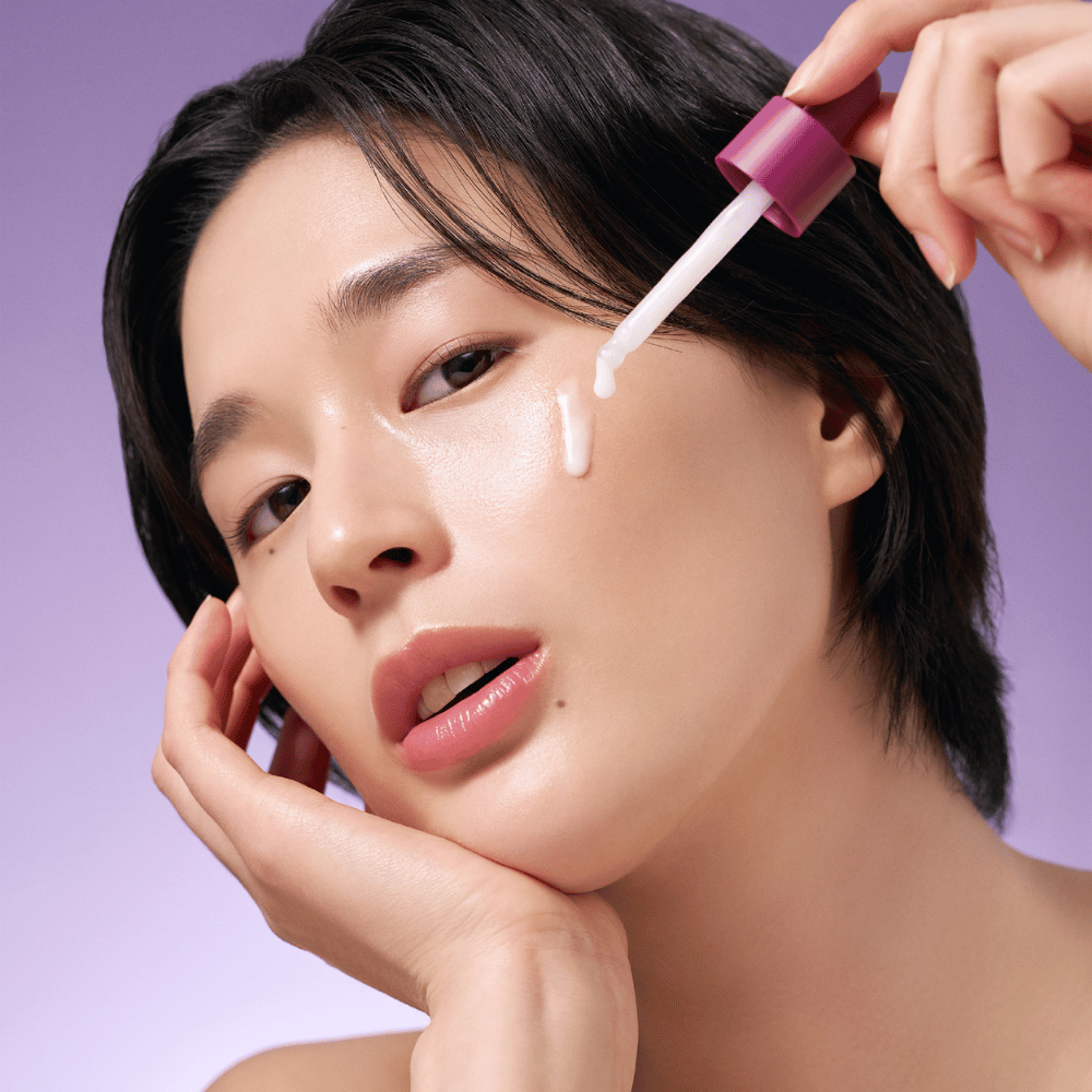 Bakuchiol Timeless Bloom Revitalizing Serum is een natuurlijk alternatief voor retinol dat helpt fijne lijntjes en een ongelijkmatige huidtint te verminderen. Met een milde formule is het perfect voor de gevoelige huid en geeft het een stralende, gehydrateerde look.