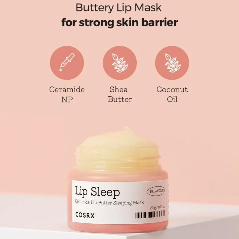 COSRX Lip Sleep met tekst over ingrediënten: ceramide NP, sheaboter en kokosolie – een boterachtige nachtmasker die de beschermende barrière van de lippen versterkt.