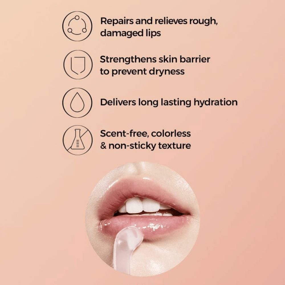 Close-up van lippen met COSRX Lip Sleep-masker dat wordt aangebracht. Tekst benadrukt de eigenschappen van het product: herstelt gebarsten lippen, versterkt de huidbarrière en biedt langdurige hydratatie.