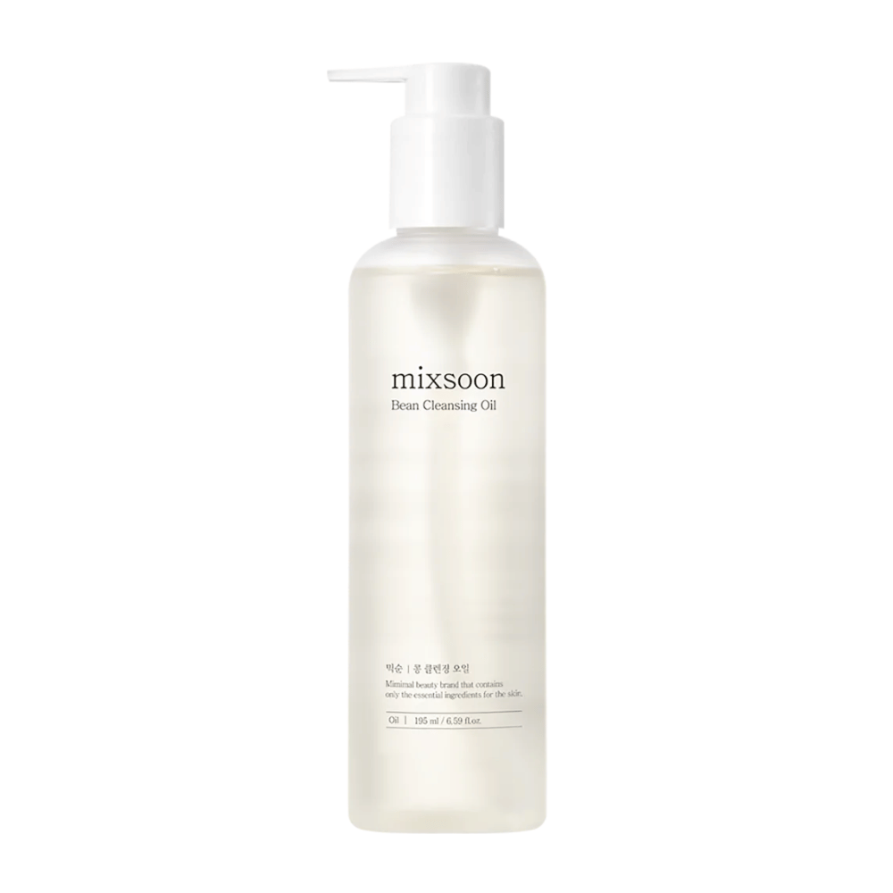 Een doorzichtige fles met een witte pomp en etiket dat de tekst "mixsoon Bean Cleansing Oil" toont. De fles bevat een lichte, bijna ondoorzichtige vloeistof en heeft een schoon, minimalistisch ontwerp. Het etiket vermeldt dat het een reinigingsolie is en geeft ook het volume aan als 195 ml. De achtergrond is volledig wit, wat de eenvoud en zuiverheid van het product benadrukt.