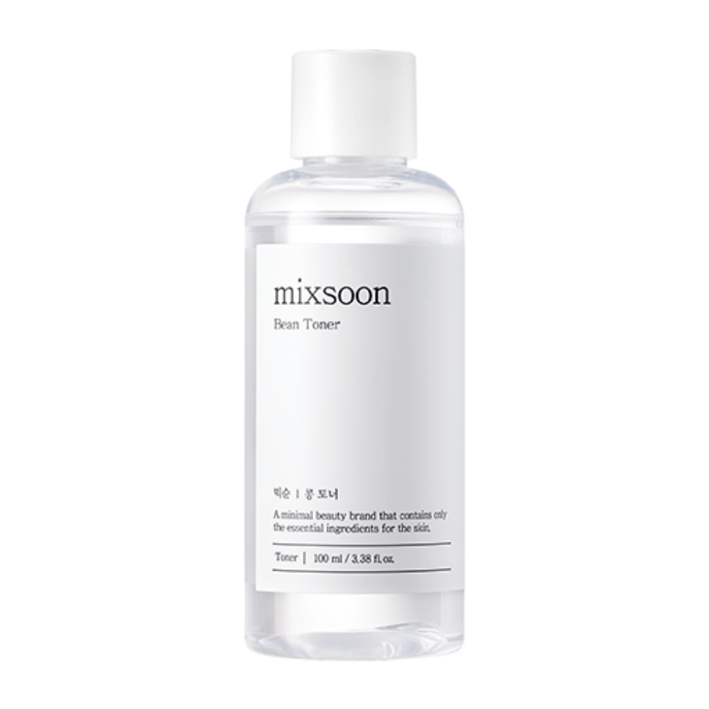 Een doorzichtige plastic fles met een witte dop en een wit etiket met de tekst "mixsoon Bean Toner". Onder de merknaam staat een beschrijving in het Koreaans en de tekst "A minimal beauty brand that contains only the essential ingredients for the skin". Het product is een toner en bevat 100 ml / 3.38 fl oz. De fles en het etiket hebben een schoon en minimalistisch ontwerp en zijn gefotografeerd tegen een volledig witte achtergrond.