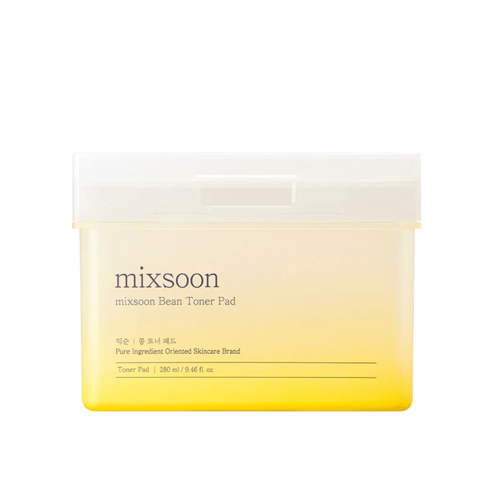 "Een vierkante, transparante container met Mixsoon Bean Toner Pad. De container heeft een gelige tint en tekst die het product beschrijft, inclusief het volume van 280 ml (9.46 fl. oz).