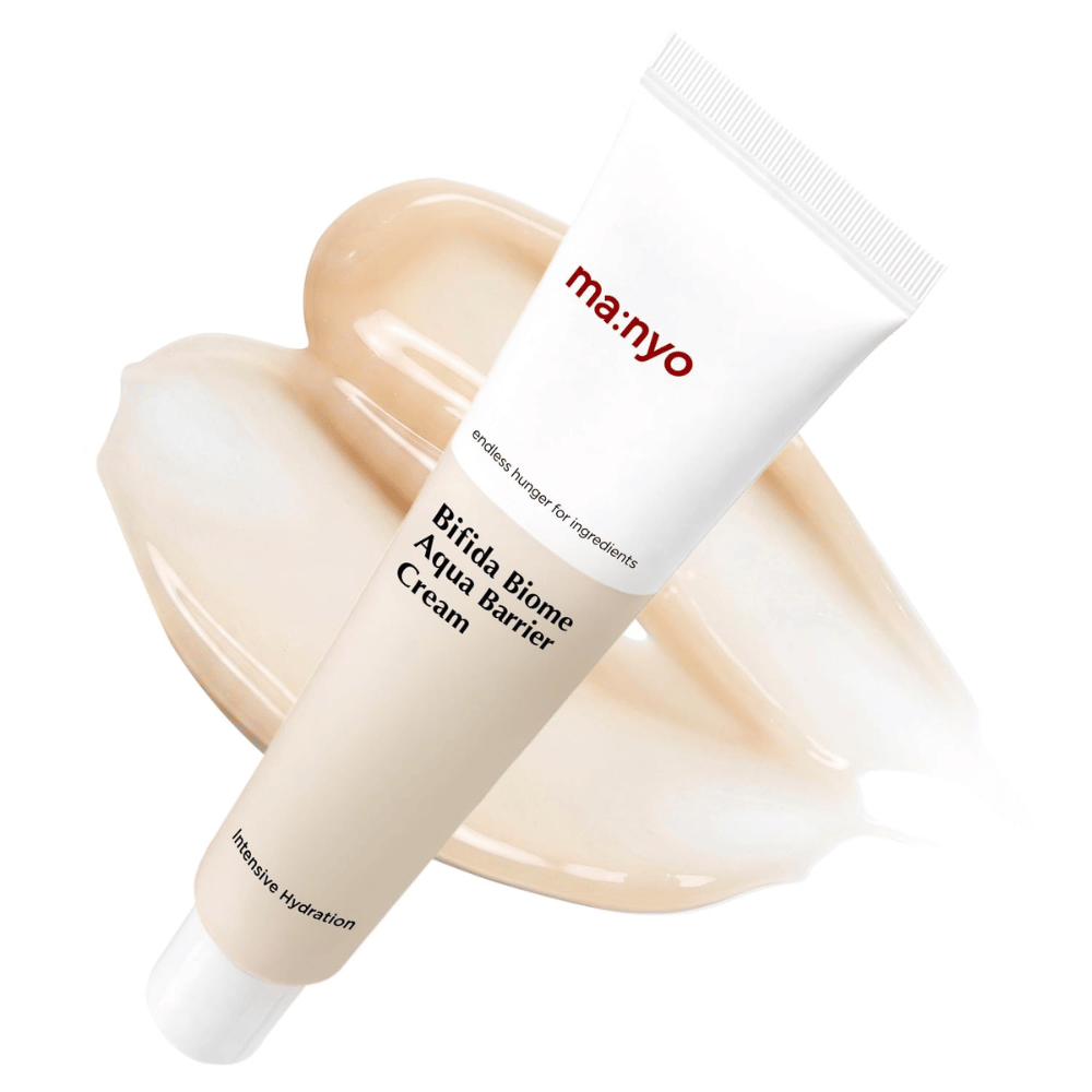 4. Ma:nyo Bifida Biome Aqua Barrier Cream – hydraterende gezichtscrème in een witte tube met beige romige textuur op de achtergrond