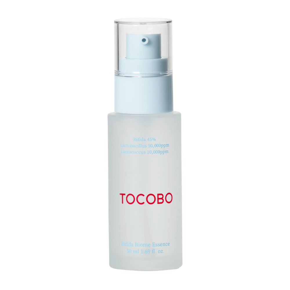 TOCOBO Bifida Biome Essence in een matglazen pompflacon met lichtblauwe dop en transparante deksel. Tekst op de fles toont dat het 45% Bifida, Lactobacillus en Lactococcus bevat, 50 ml.

