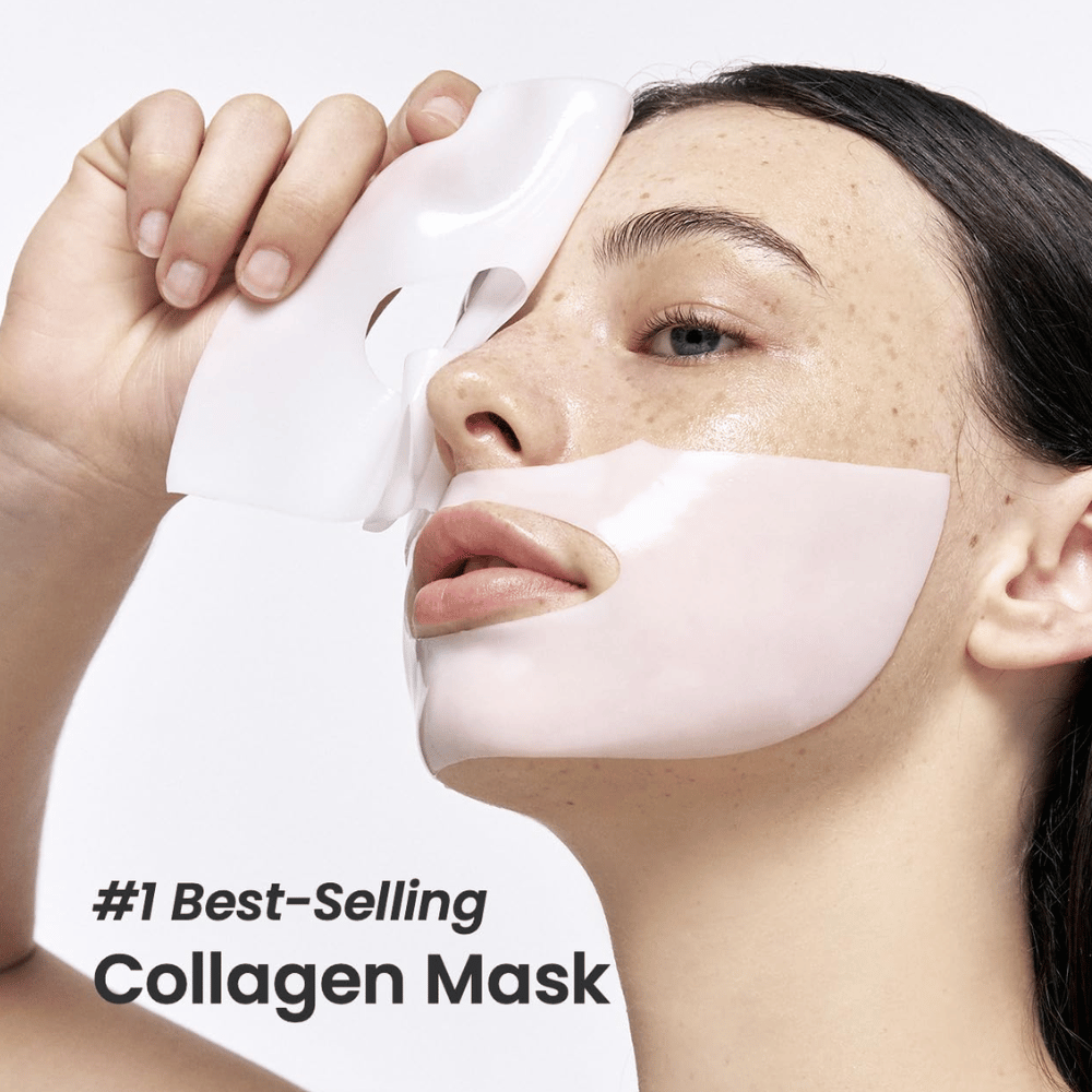 De afbeelding toont een jonge vrouw die Bio-Collagen Real Deep Mask van Biodance aanbrengt, een gezichtsmasker dat is gemarkeerd als "#1 Best-Selling Collagen Mask". Het masker is wit en bedekt haar wangen en mond, wat de populariteit en effectiviteit voor huidverzorging benadrukt.
