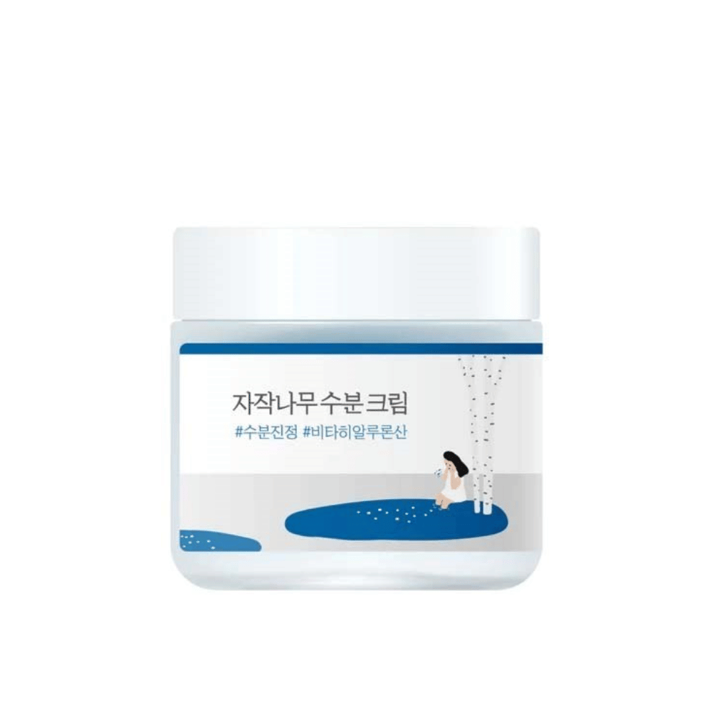 Round Lab Birch Juice Moisturizing Cream in transparante pot met wit deksel en blauw etiket met illustratie van berk en meisje, vrijstaand tegen witte achtergrond.