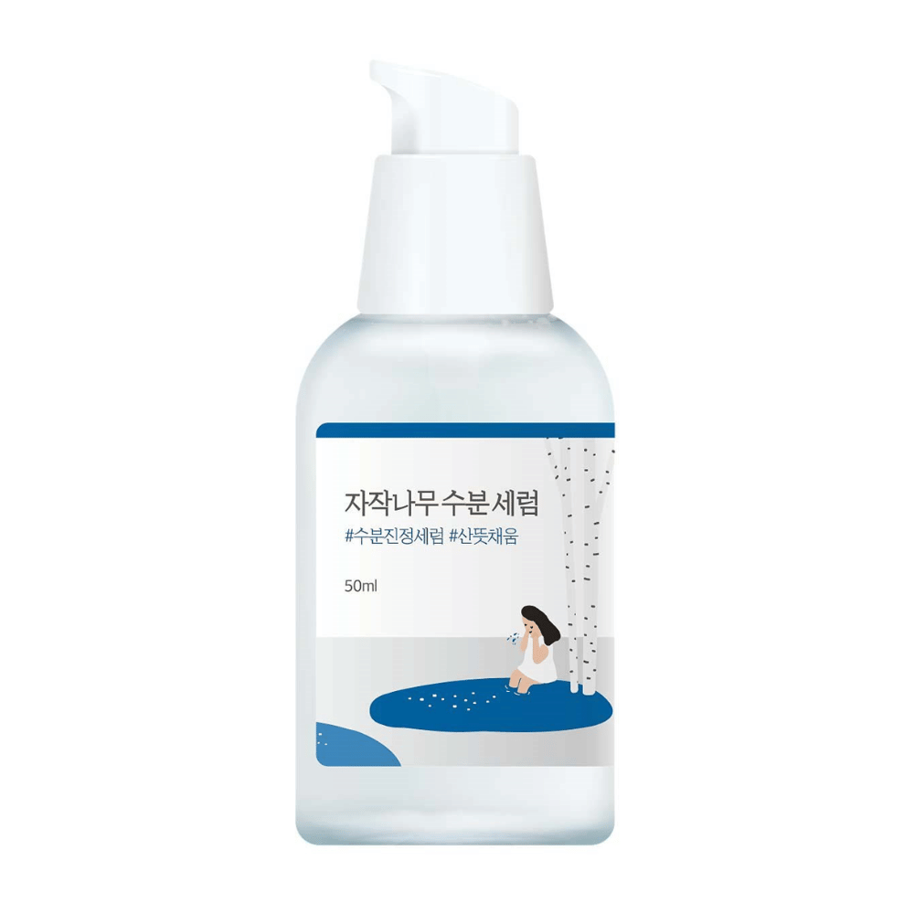 Round Lab Birch Juice Moisturizing Serum in doorzichtige pompflacon met blauw en wit etiket en illustratie van berk en meisje, vrijstaand tegen witte achtergrond.