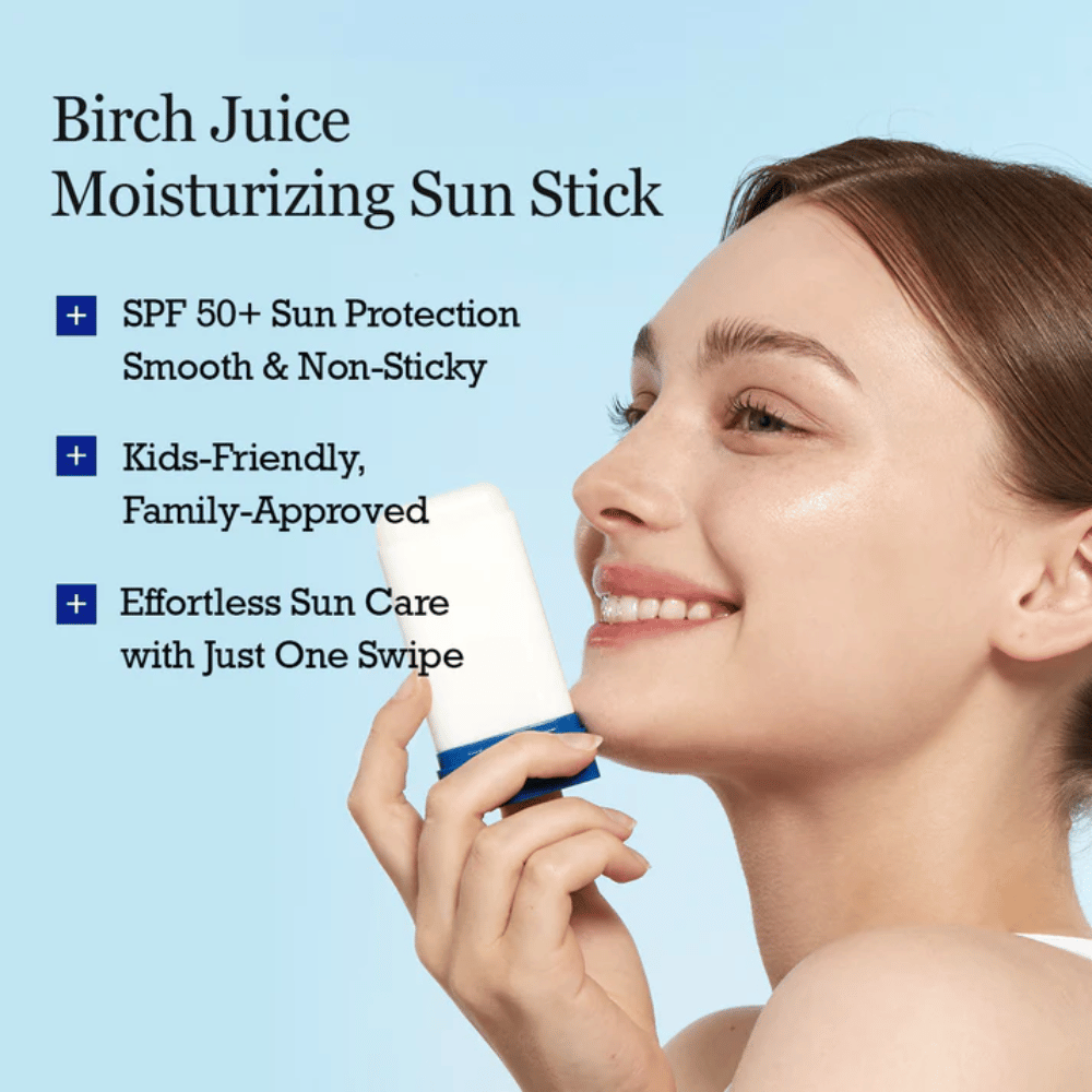 Persoon brengt ROUND LAB Birch Juice Moisturizing Sun Stick aan op het gezicht voor soepele, hydraterende zonbescherming