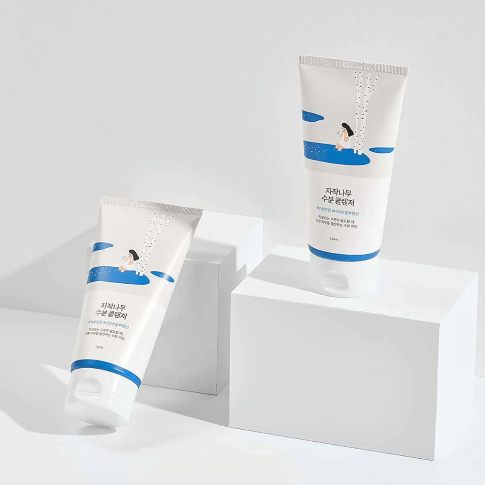 ROUND LAB Birch Juice Moisturizing Cleanser in twee tubes op witte achtergrond, milde en hydraterende gezichtsreiniger met berkensap die zacht reinigt en geschikt is voor alle huidtypes, zelfs gevoelige huid.