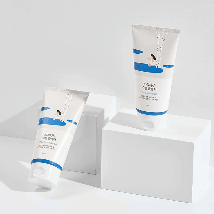 ROUND LAB Birch Juice Moisturizing Cleanser in twee tubes op witte achtergrond, milde en hydraterende gezichtsreiniger met berkensap die zacht reinigt en geschikt is voor alle huidtypes, zelfs gevoelige huid.