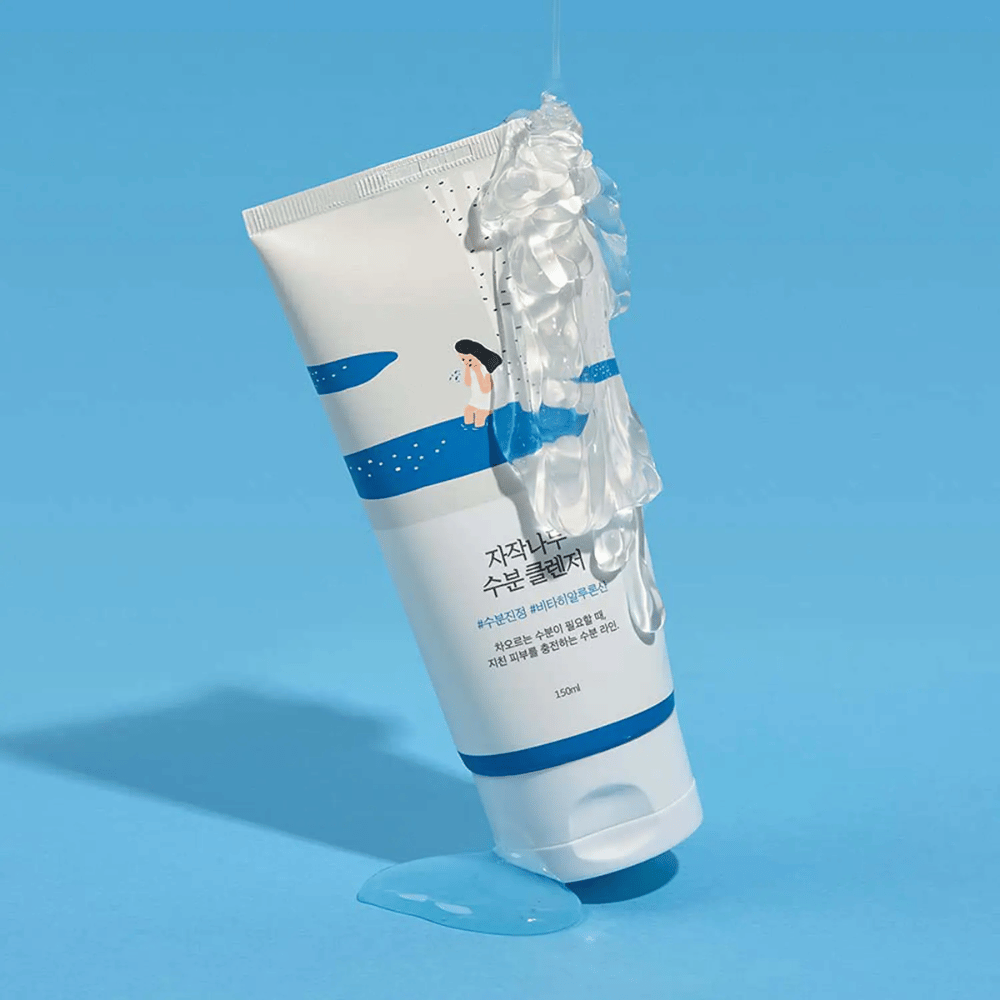 ROUND LAB Birch Juice Moisturizing Cleanser in tube met romig schuim, milde gezichtsreiniger met berkensap die zacht reinigt, de huid hydrateert en de natuurlijke vochtbalans van de huid behoudt.