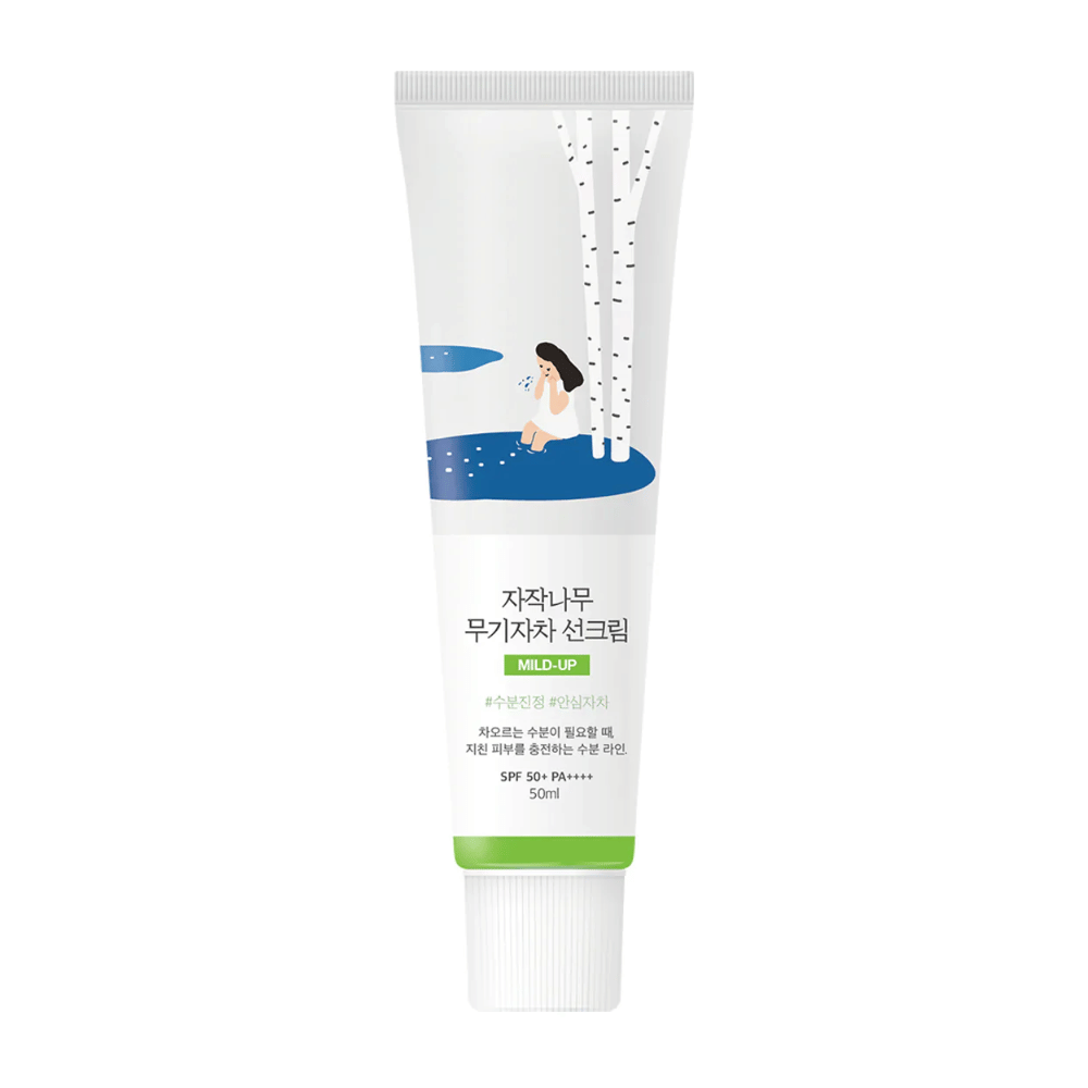 Birch Juice Moisturizing Mild Up Sunscreen SPF 50+ PA++++ – zonnebrandcrème in witte tube met illustratie van berken en meisje bij waterloop, 50 ml.